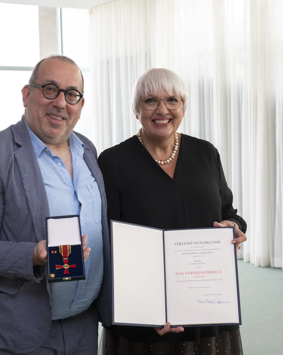 Barrie Kosky und Claudia Roth (v.l.) bei der Verleihung des Bundesverdienstkreuz im Kanzleramt