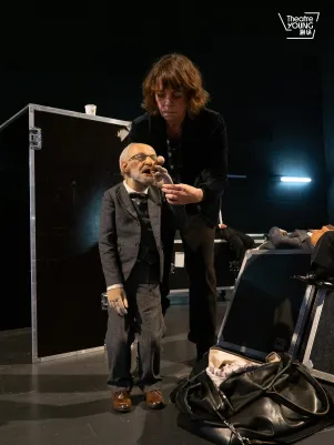 Suse Wächter im Backstage-Bereich mit Puppe von Sigmund Freud