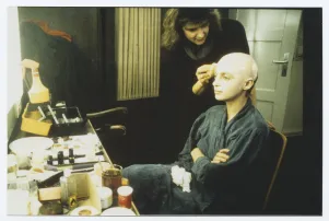 Katharina Thalbach in der Maske zu ihrer Produktion "Die Tragödie des Macbeth" im Schillertheater im Jahr 1987
