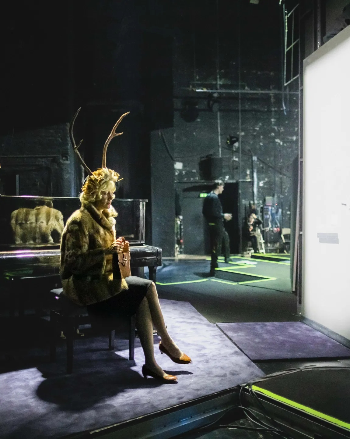 Johanna Wokalek im Kostüm an einem Flügel sitzend während einer Vorstellung von "Ich hab die Nacht geträumet"
